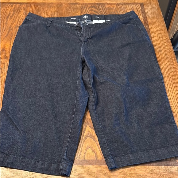 St. John's Bay dark denim capris - Picture 1 of 3